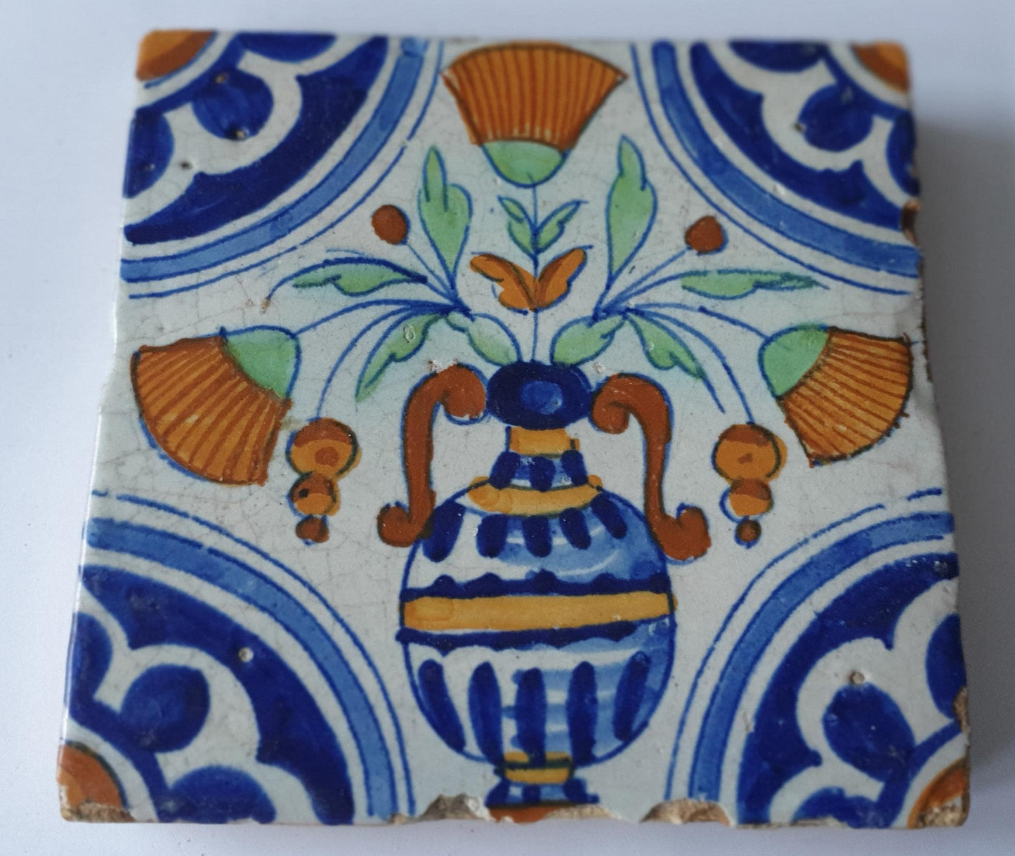 Delftse tegel toont een kleurrijke, grote pot met bloemen, polychroom; antieke Delft Blue Dutch 17e eeuw, verzameltegel, backsplash