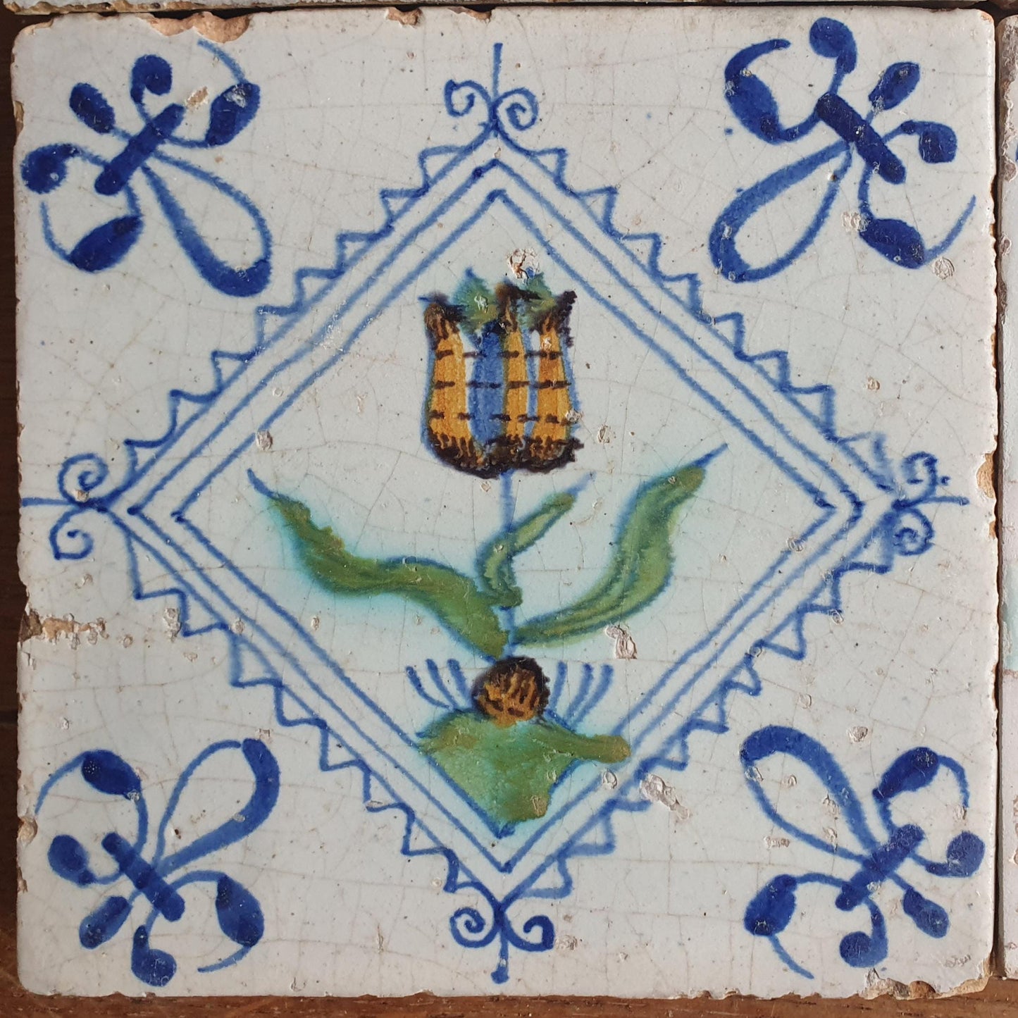 4 antieke Delftse tulptegels, polychrome kwadraattegels, 1e helft van de 17e eeuw. Delft Blue Dutch tulip tiles, verzameltegel, backsplash