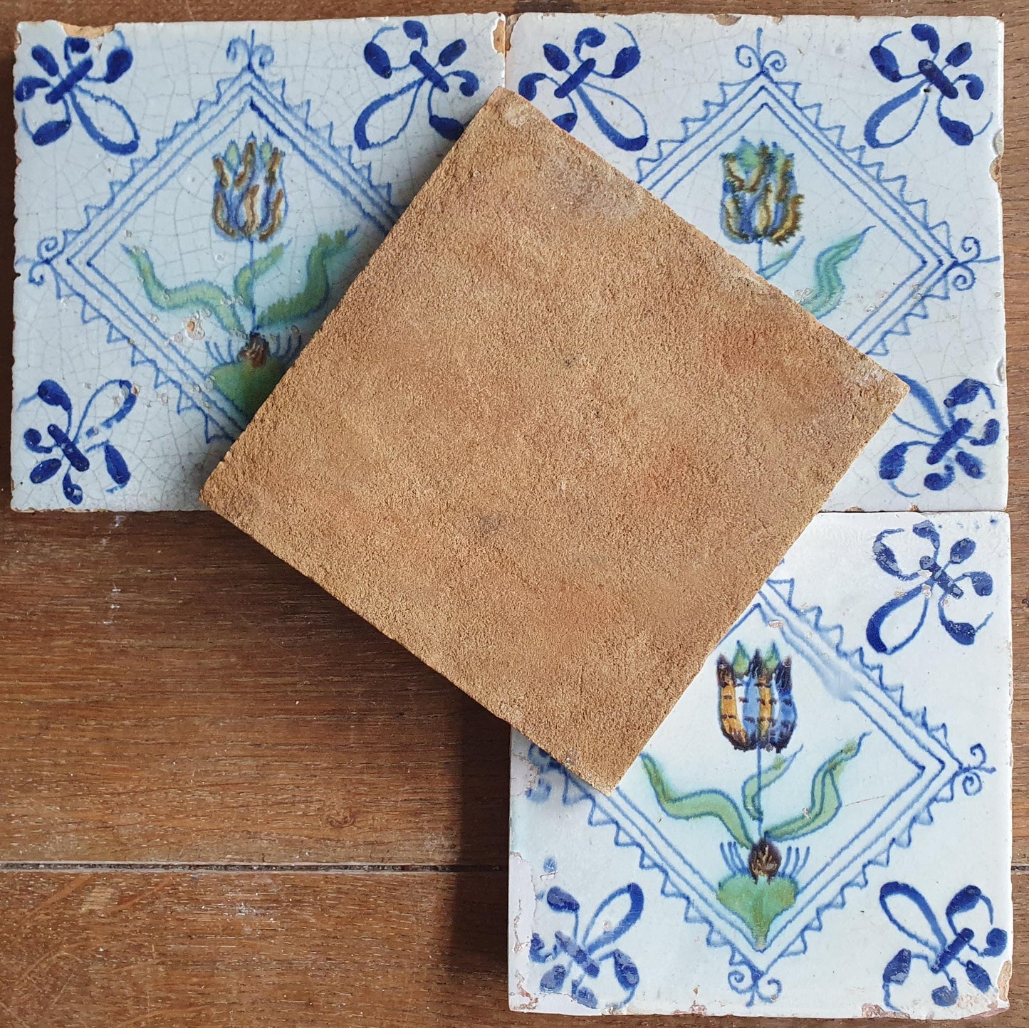 4 antieke Delftse tulptegels, polychrome kwadraattegels, 1e helft van de 17e eeuw. Delft Blue Dutch tulip tiles, verzameltegel, backsplash