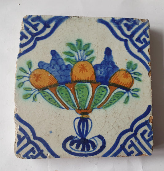 Delftse tegel met een fruitschaal ca : 1620-1640, polychroom; antieke Delft Blue Dutch 17e eeuw, verzameltegel, backsplash