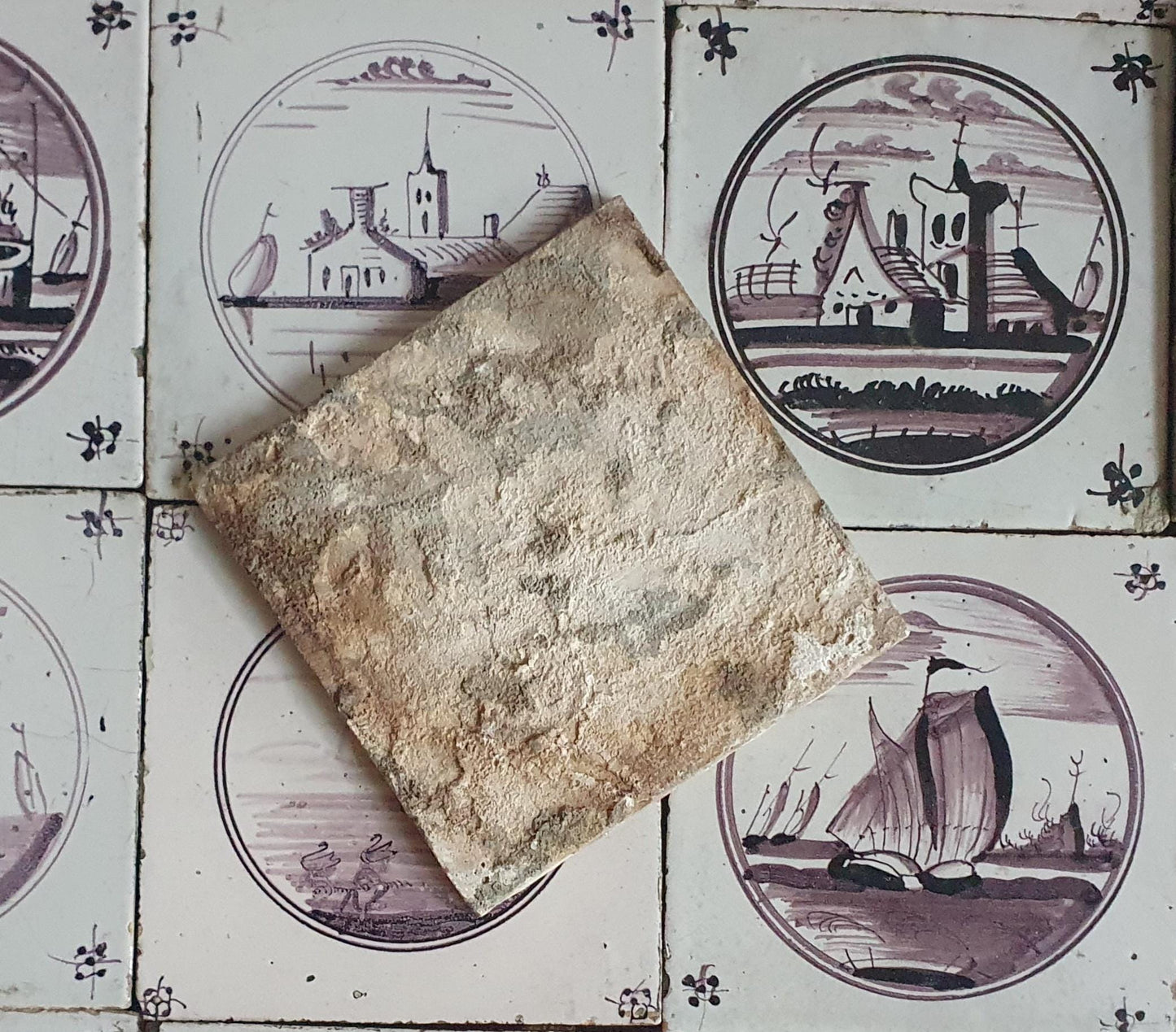 20 antieke Nederlandse wandtegels, cirkeltegels landschap in de kleur mangaan; Delft Blue Dutch backsplash fireplace tiles.