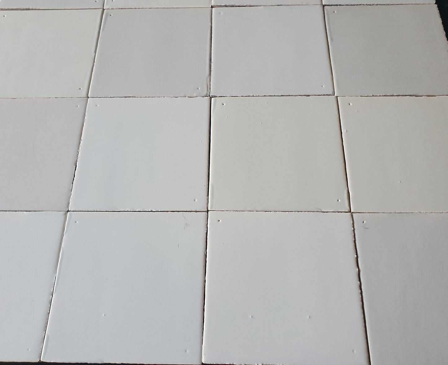 Set van 16  ‘All-in mix’ combineert al onze negen klassieke witte tegelkleuren, tilepanel wandtegels voor backsplash of fireplace.