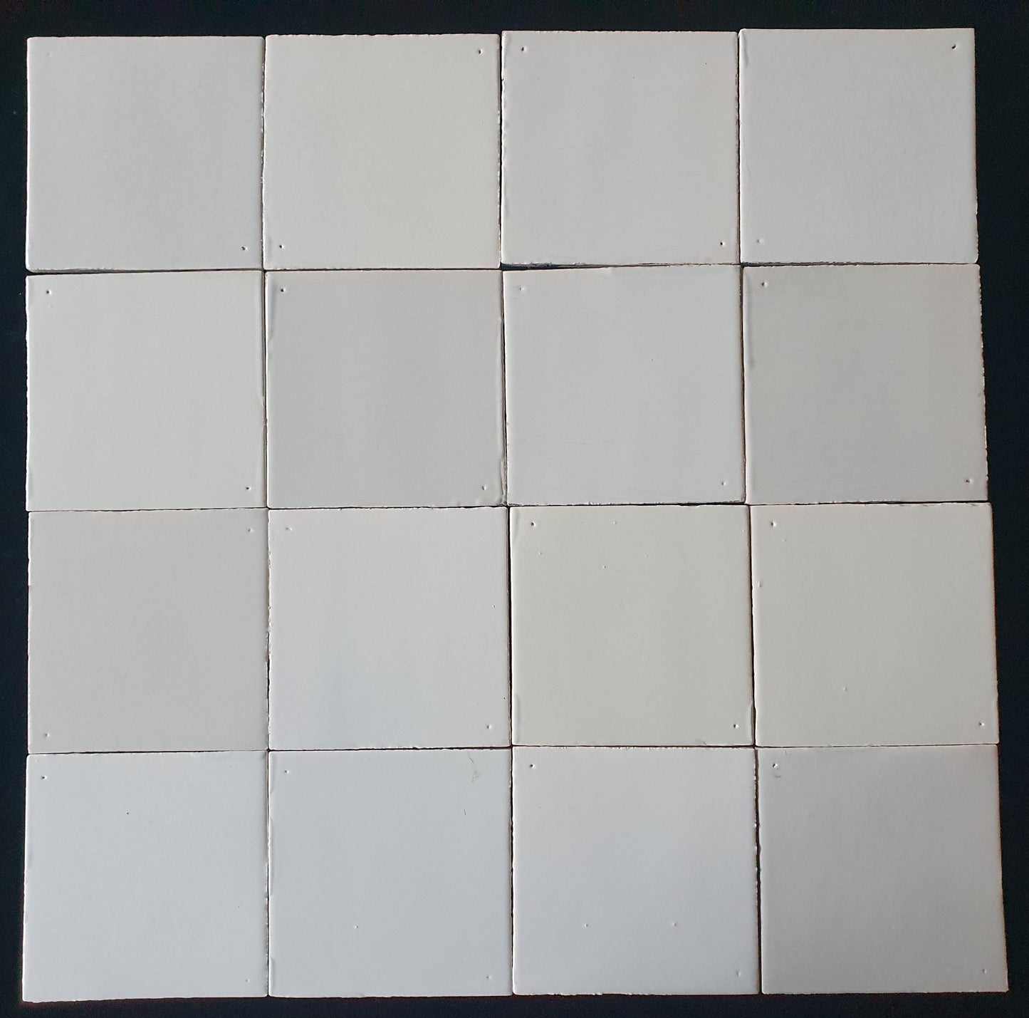 Set van 16  ‘All-in mix’ combineert al onze negen klassieke witte tegelkleuren, tilepanel wandtegels voor backsplash of fireplace.