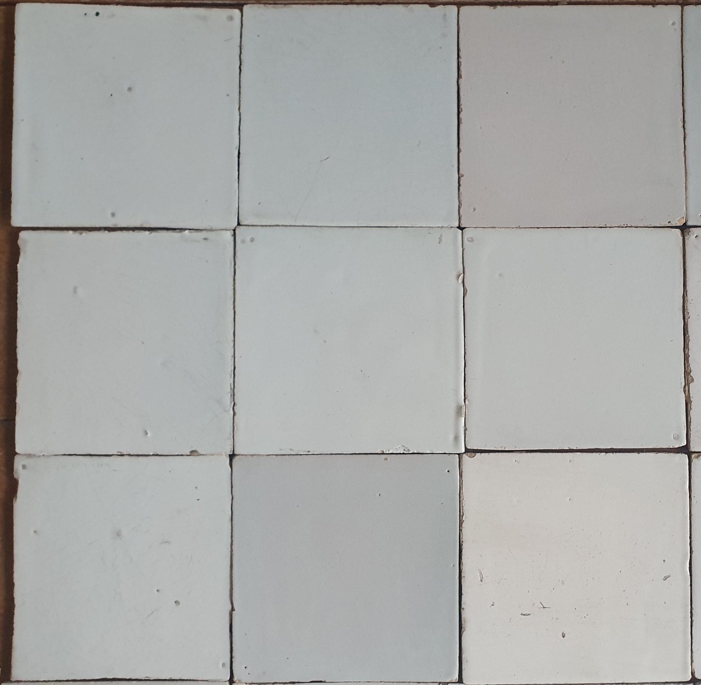 Een set van 30 antieke witte Delfte tegels 18e/19e eeuw. Nederlands Delfts blauw, , wandtegels voor backsplash of fireplace.
