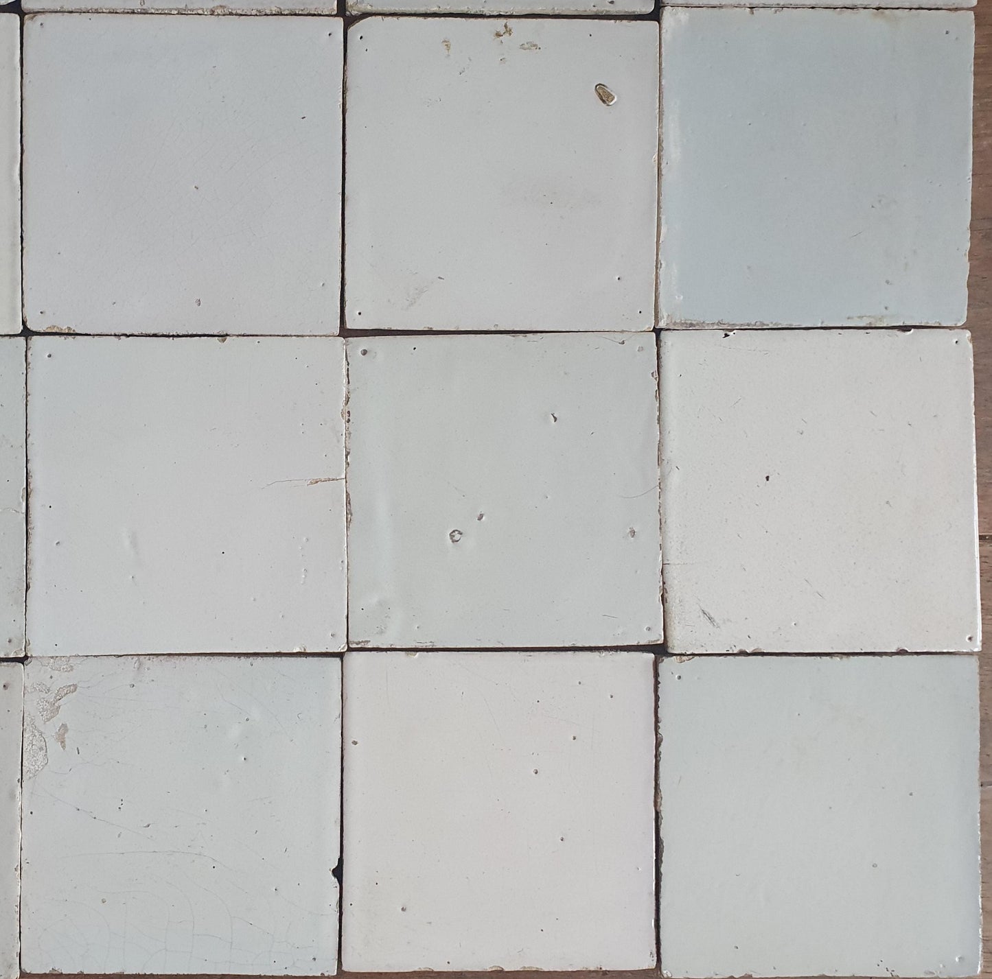 Een set van 30 antieke witte Delfte tegels 18e/19e eeuw. Nederlands Delfts blauw, , wandtegels voor backsplash of fireplace.