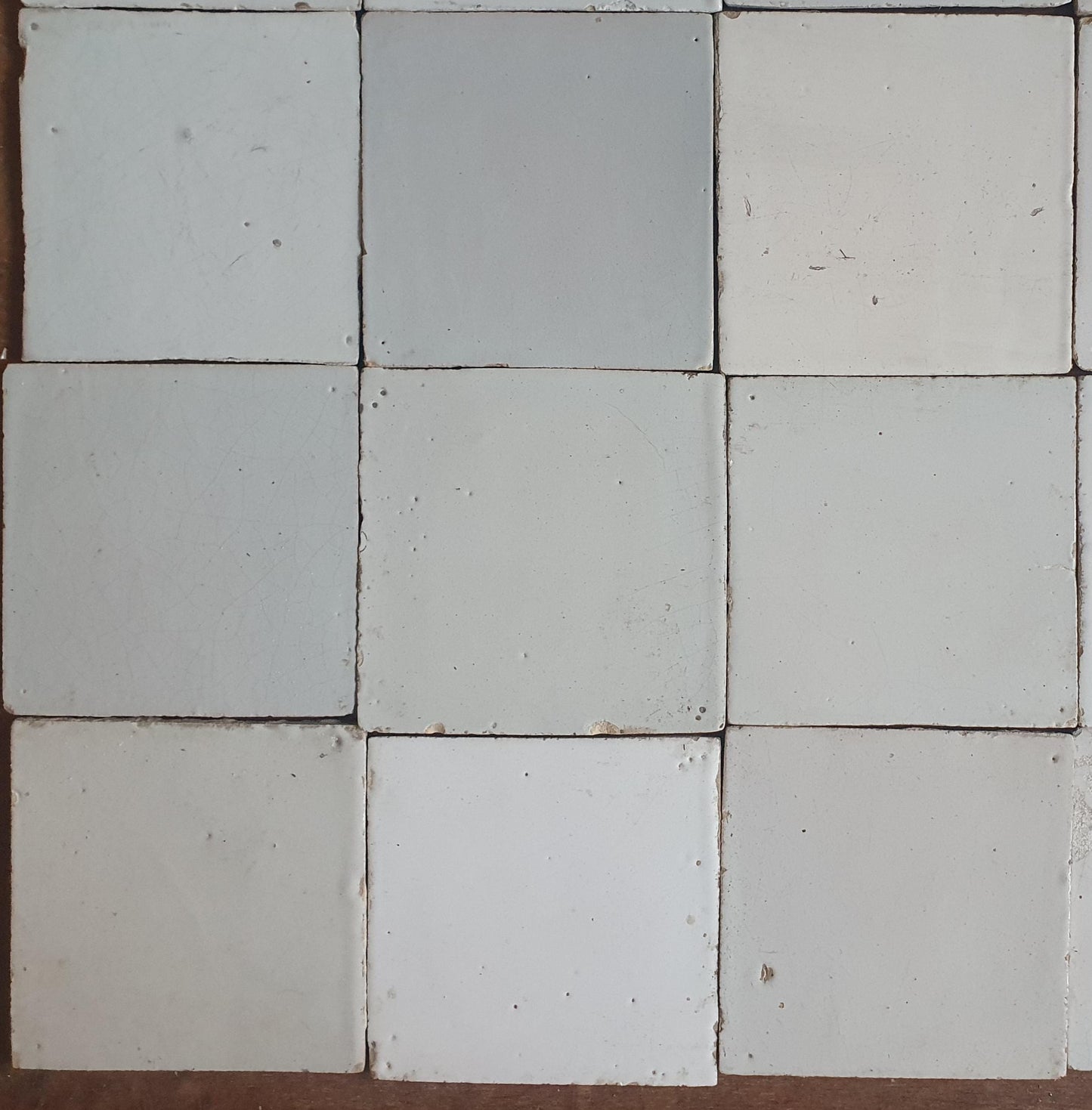 Een set van 30 antieke witte Delfte tegels 18e/19e eeuw. Nederlands Delfts blauw, , wandtegels voor backsplash of fireplace.