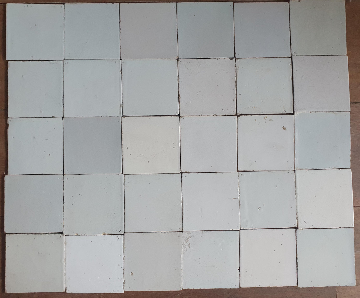 Een set van 30 antieke witte Delfte tegels 18e/19e eeuw. Nederlands Delfts blauw, , wandtegels voor backsplash of fireplace.