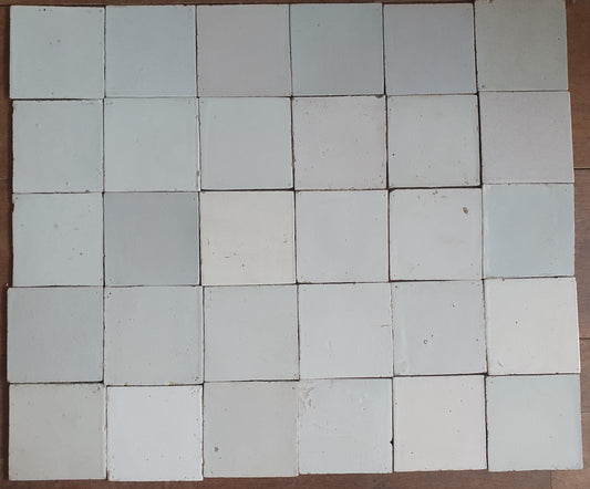 Een set van 30 antieke witte Delfte tegels 18e/19e eeuw. Nederlands Delfts blauw, , wandtegels voor backsplash of fireplace.