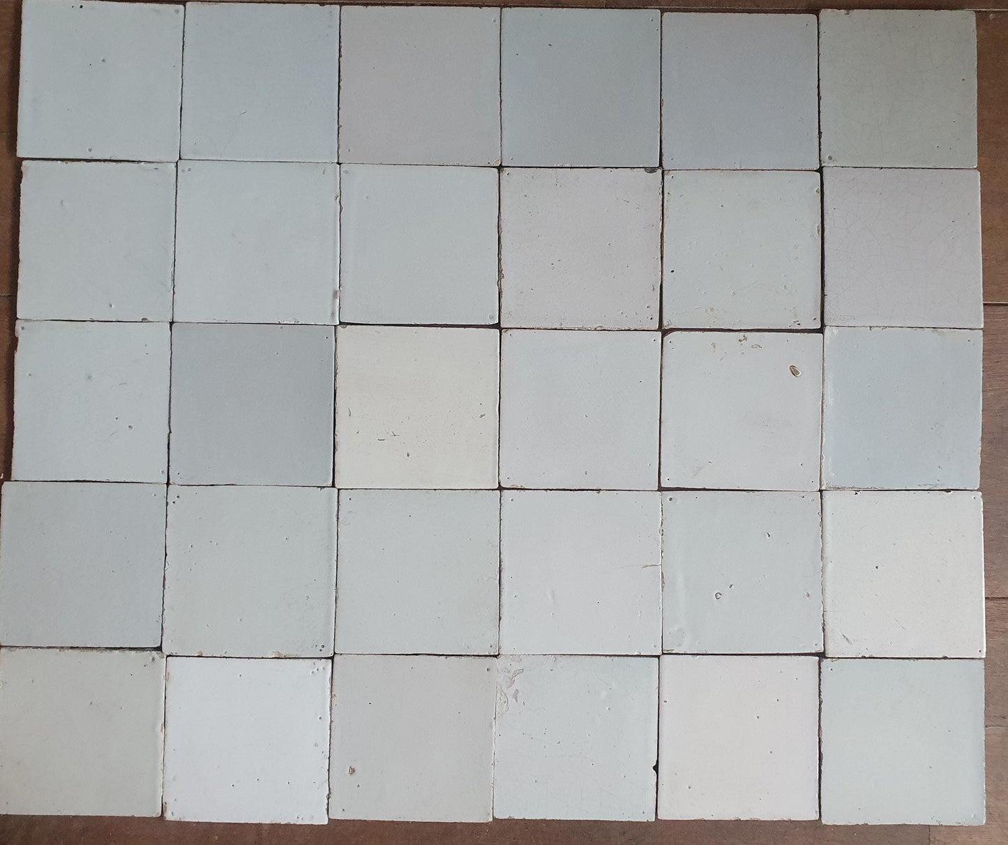 Een set van 30 antieke witte Delfte tegels 18e/19e eeuw. Nederlands Delfts blauw, , wandtegels voor backsplash of fireplace.