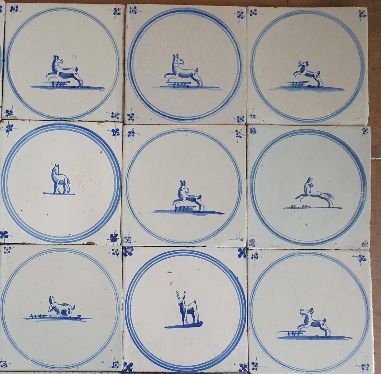 Een set van 25 antieke 18e/19e eeuw Delfte tegels. Nederlands Delfts blauw, tilepanel cirkeltegels met dieren, wandtegels voor backsplash of fireplace