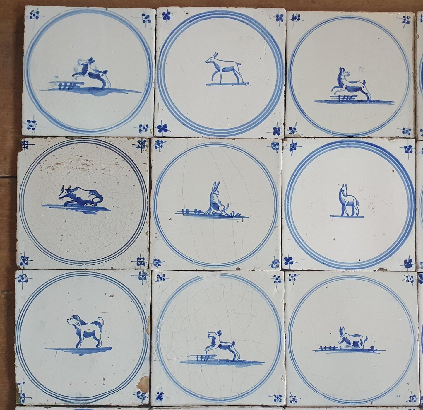 Een set van 25 antieke 18e/19e eeuw Delfte tegels. Nederlands Delfts blauw, tilepanel cirkeltegels met dieren, wandtegels voor backsplash of fireplace
