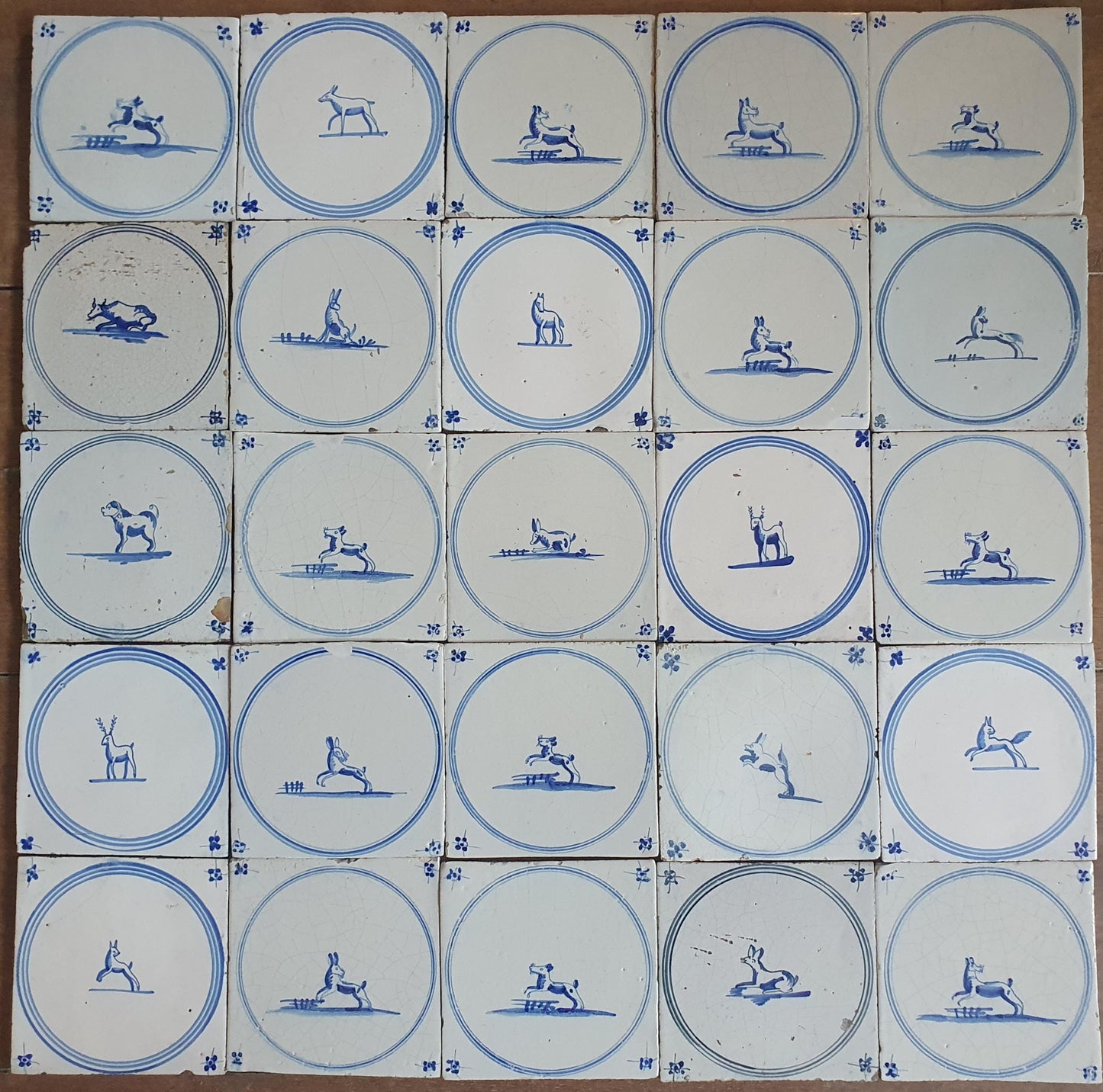 Een set van 25 antieke 18e/19e eeuw Delfte tegels. Nederlands Delfts blauw, tilepanel cirkeltegels met dieren, wandtegels voor backsplash of fireplace