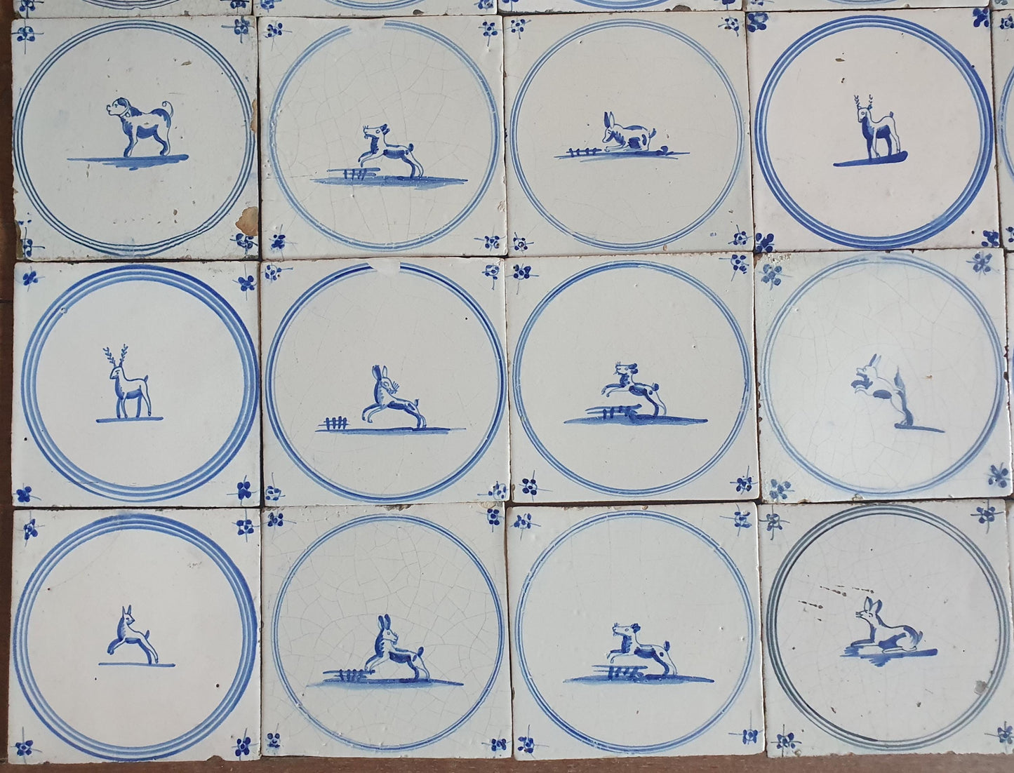 Een set van 25 antieke 18e/19e eeuw Delfte tegels. Nederlands Delfts blauw, tilepanel cirkeltegels met dieren, wandtegels voor backsplash of fireplace