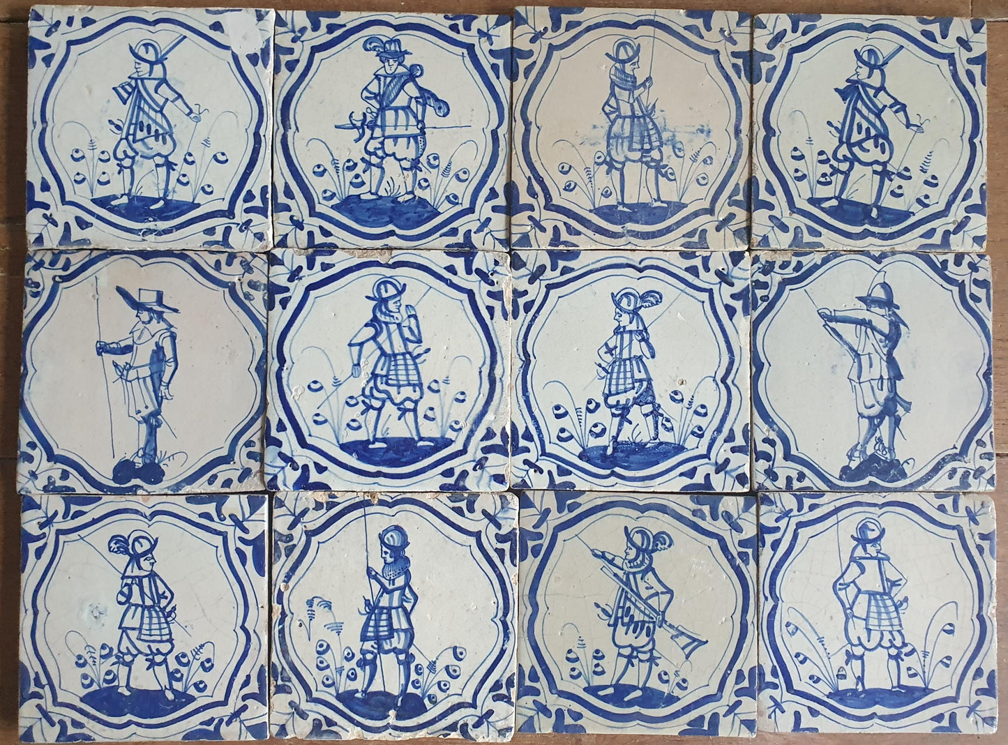 12 Delftse met musketieren en soldaten; antieke Delft Blue Dutch 17e eeuw, verzameltegel, backsplash, fireplace