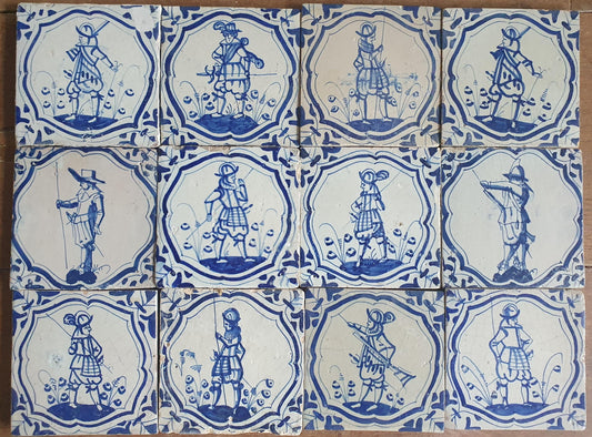 12 Delftse met musketieren en soldaten; antieke Delft Blue Dutch 17e eeuw, verzameltegel, backsplash, fireplace