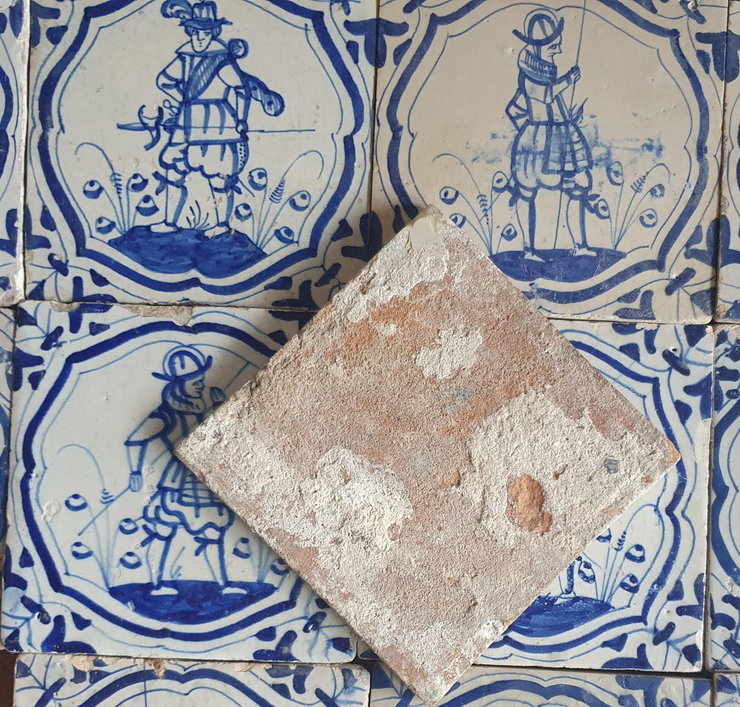 12 Delftse met musketieren en soldaten; antieke Delft Blue Dutch 17e eeuw, verzameltegel, backsplash, fireplace