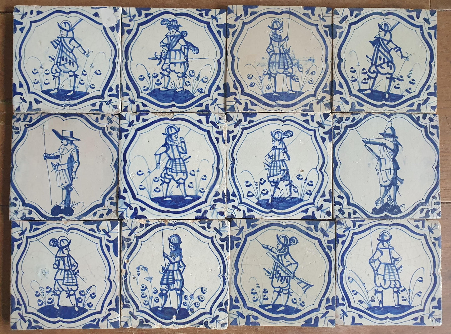 12 Delftse met musketieren en soldaten; antieke Delft Blue Dutch 17e eeuw, verzameltegel, backsplash, fireplace