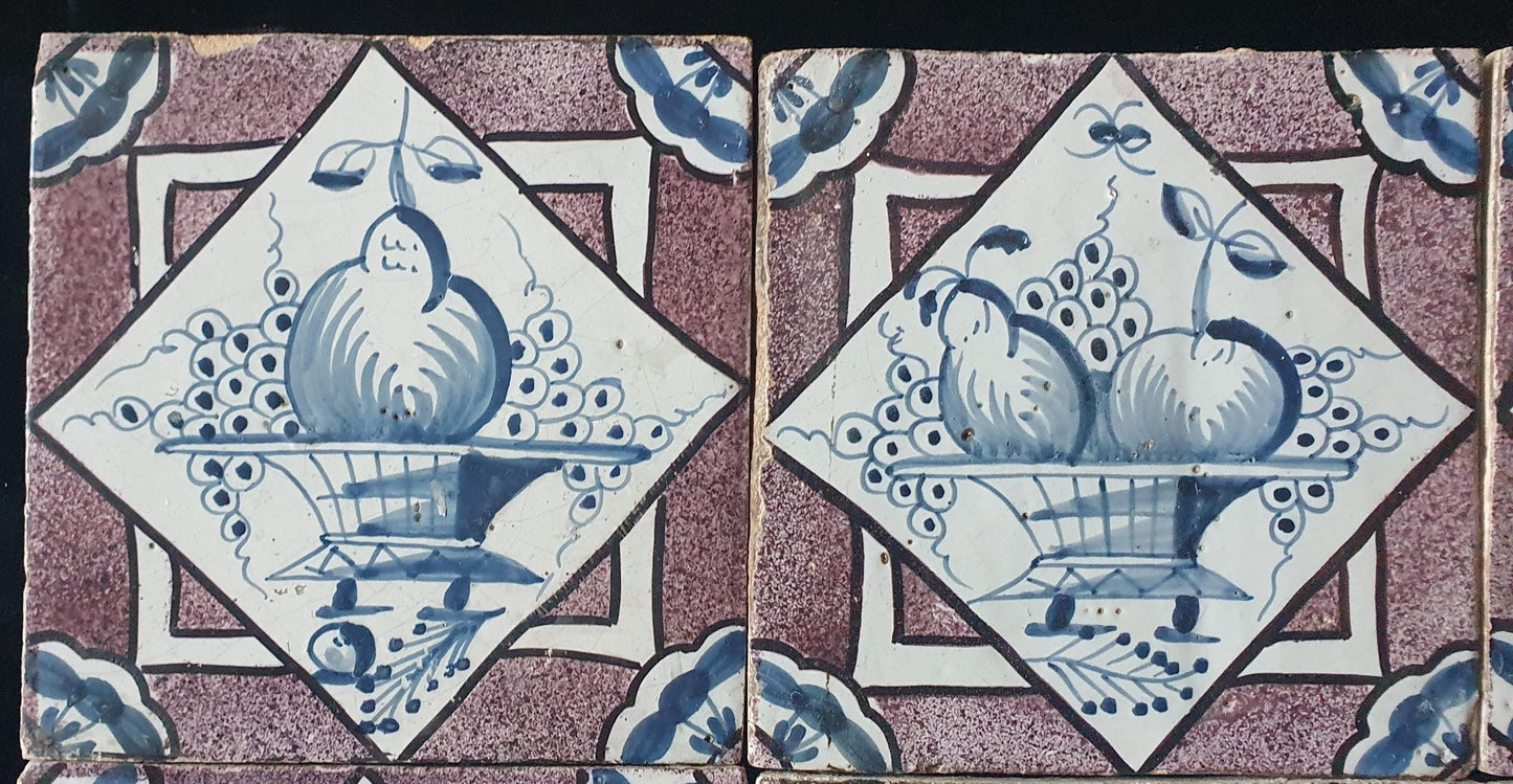 Een set van 6 antieke 18e eeuwse Delftse tegels in de kleuren blauw en mangaan; Delft Blue Dutch backsplash fireplace tiles.