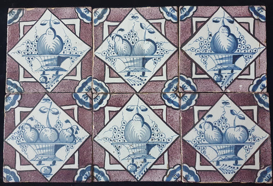 Een set van 6 antieke 18e eeuwse Delftse tegels in de kleuren blauw en mangaan; Delft Blue Dutch backsplash fireplace tiles.