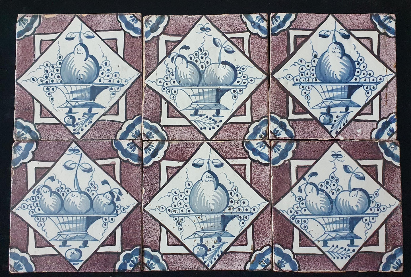 Een set van 6 antieke 18e eeuwse Delftse tegels in de kleuren blauw en mangaan; Delft Blue Dutch backsplash fireplace tiles.