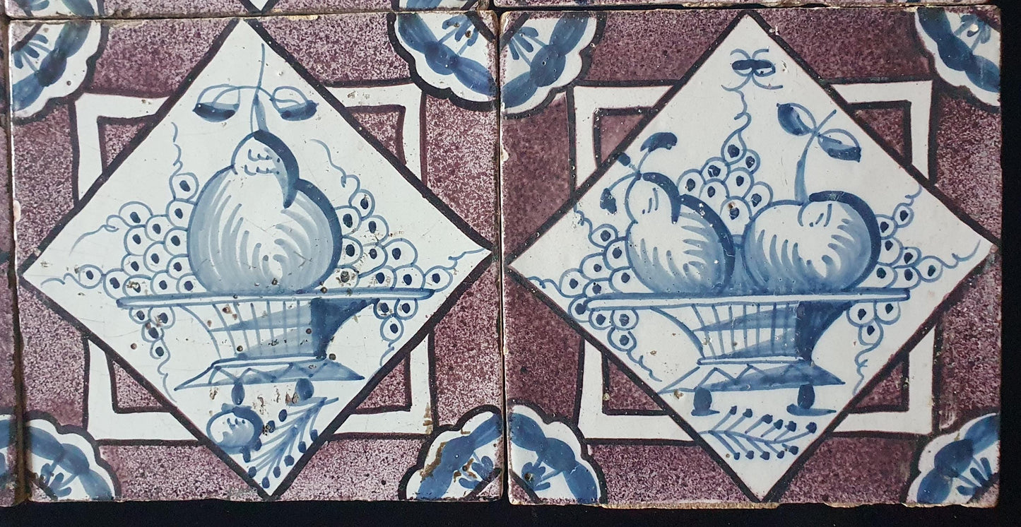 Een set van 6 antieke 18e eeuwse Delftse tegels in de kleuren blauw en mangaan; Delft Blue Dutch backsplash fireplace tiles.