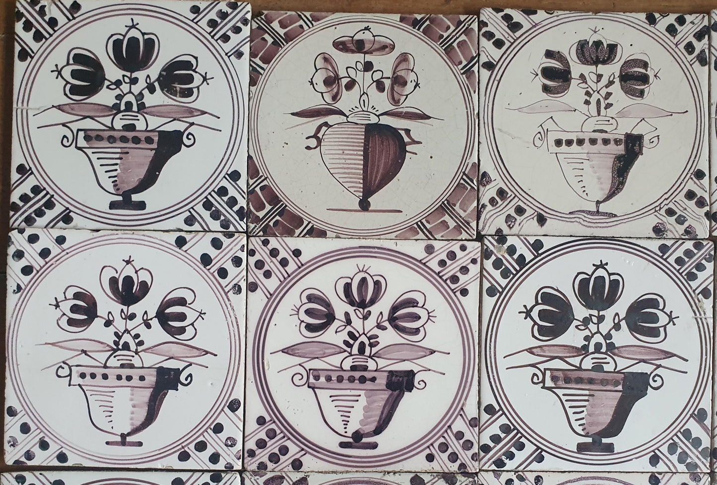 Set van 15 antieke Nederlandse wandtegels, cirkeltegels met bloemvazen in de kleur mangaan; Delft Blue Dutch backsplash fireplace tiles.
