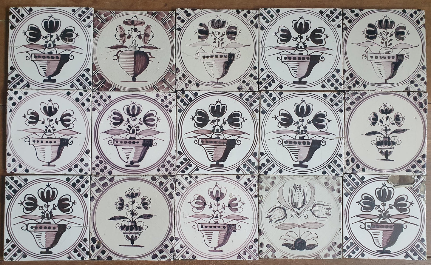 Set van 15 antieke Nederlandse wandtegels, cirkeltegels met bloemvazen in de kleur mangaan; Delft Blue Dutch backsplash fireplace tiles.