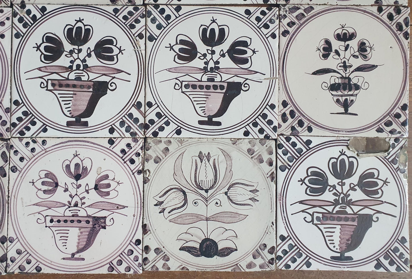 Set van 15 antieke Nederlandse wandtegels, cirkeltegels met bloemvazen in de kleur mangaan; Delft Blue Dutch backsplash fireplace tiles.