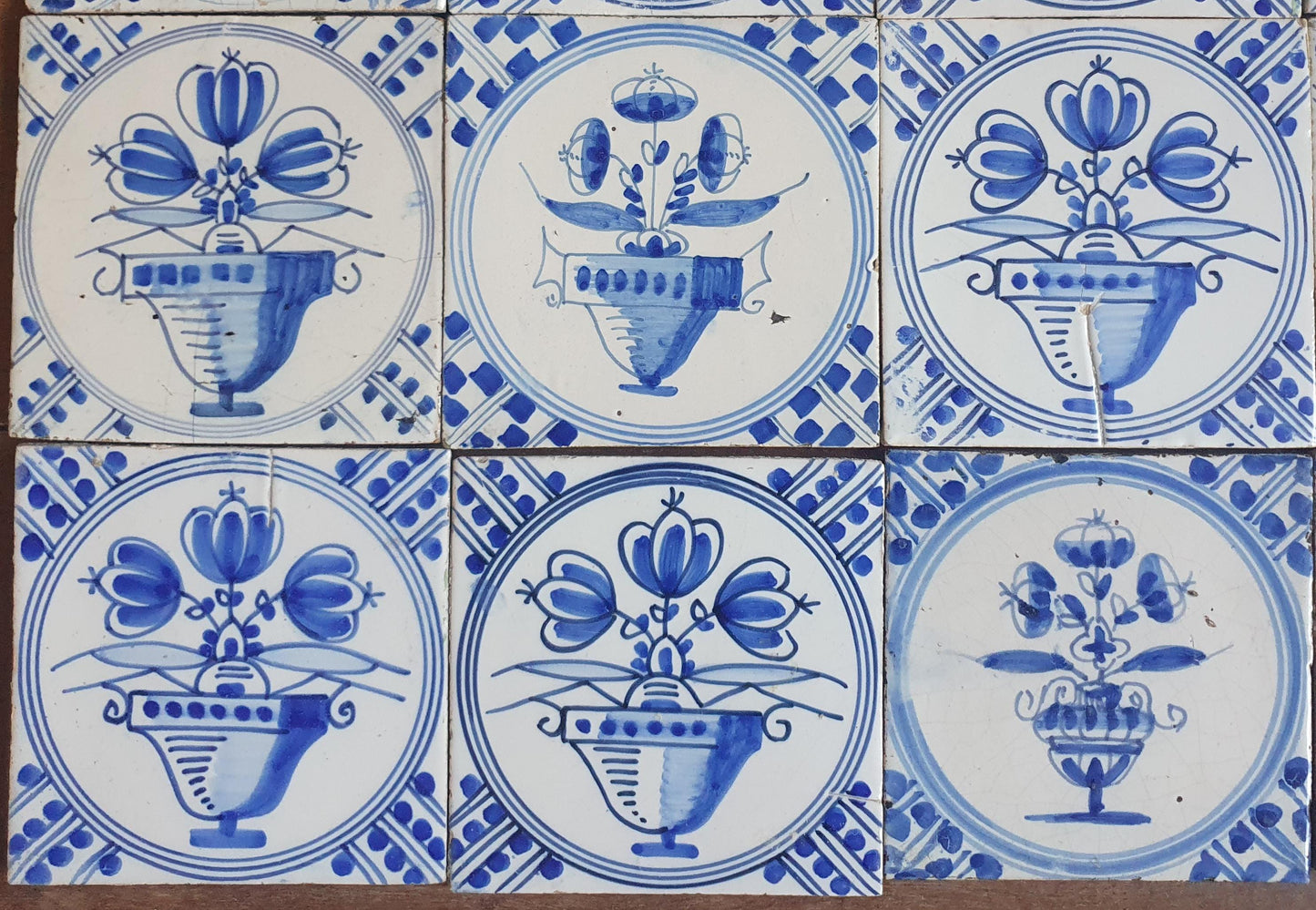 Set van 16 antieke Nederlandse wandtegels, cirkeltegels met bloemvazen in de kleur blauw; Delft Blue Dutch backsplash fireplace tiles.
