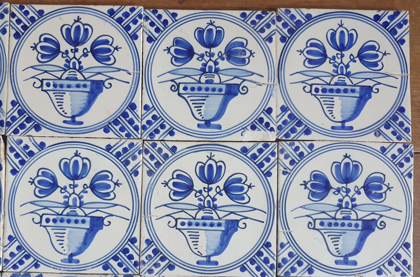 Set van 16 antieke Nederlandse wandtegels, cirkeltegels met bloemvazen in de kleur blauw; Delft Blue Dutch backsplash fireplace tiles.