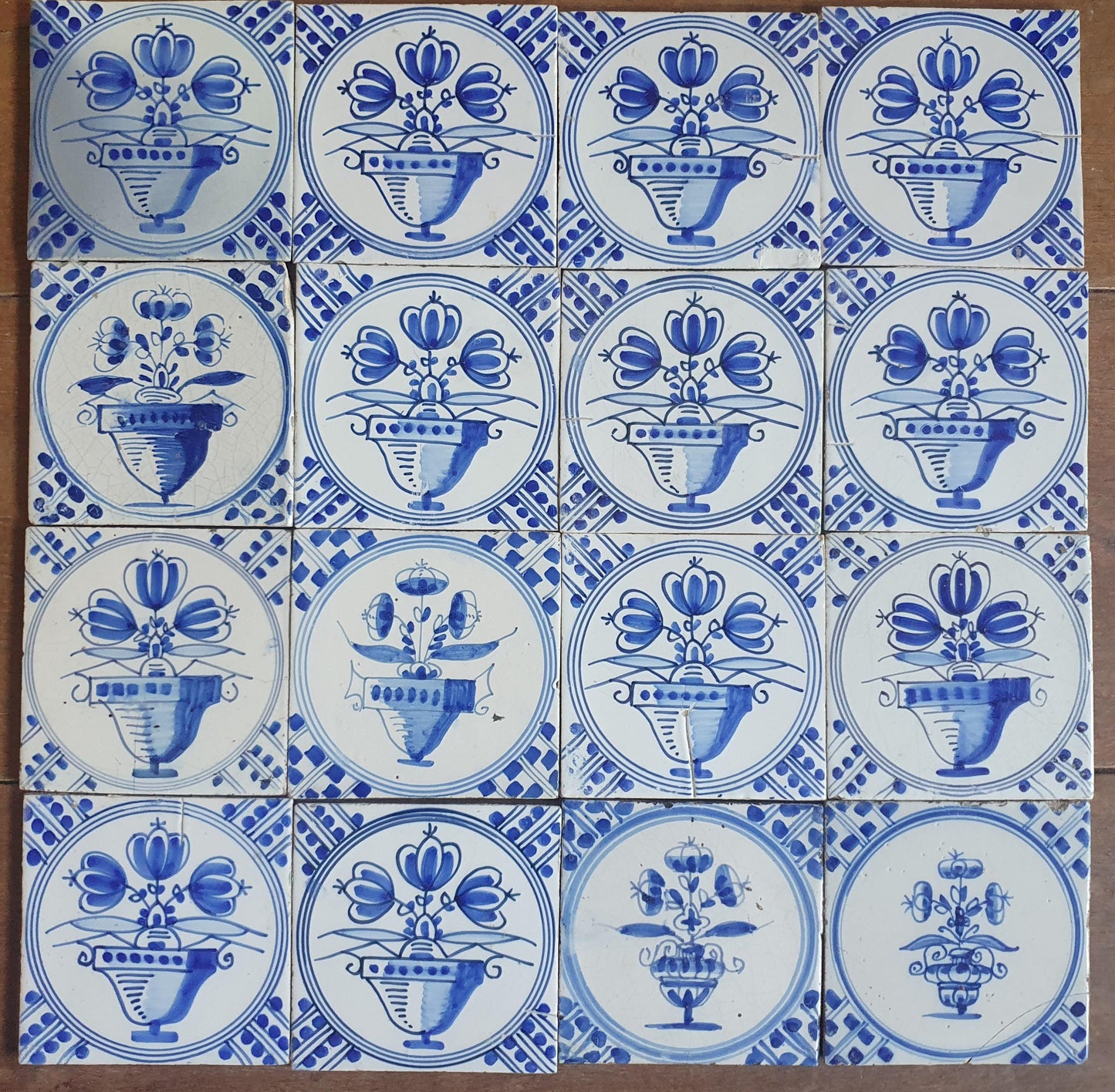 Set van 16 antieke Nederlandse wandtegels, cirkeltegels met bloemvazen in de kleur blauw; Delft Blue Dutch backsplash fireplace tiles.