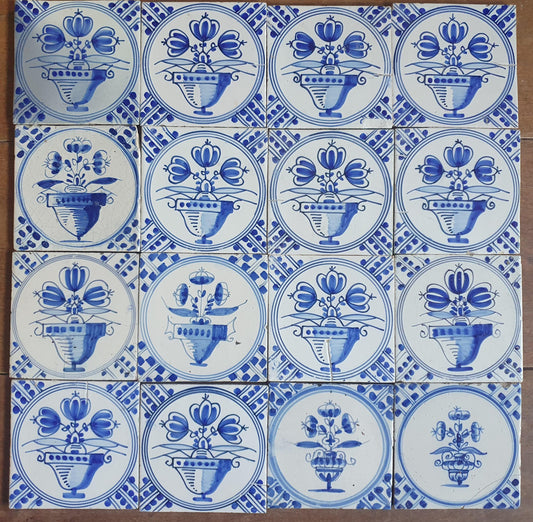 Set van 16 antieke Nederlandse wandtegels, cirkeltegels met bloemvazen in de kleur blauw; Delft Blue Dutch backsplash fireplace tiles.