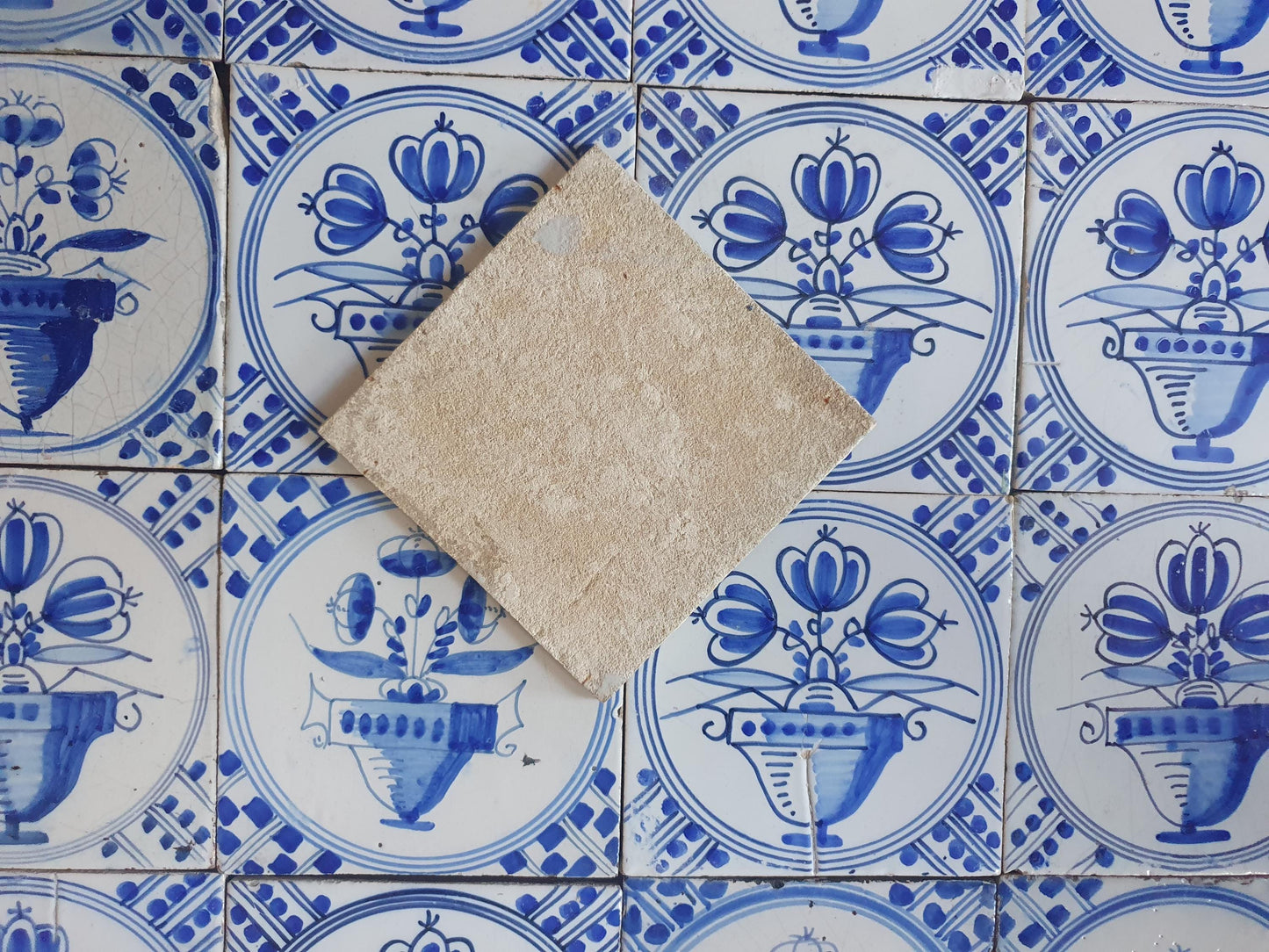 Set van 16 antieke Nederlandse wandtegels, cirkeltegels met bloemvazen in de kleur blauw; Delft Blue Dutch backsplash fireplace tiles.
