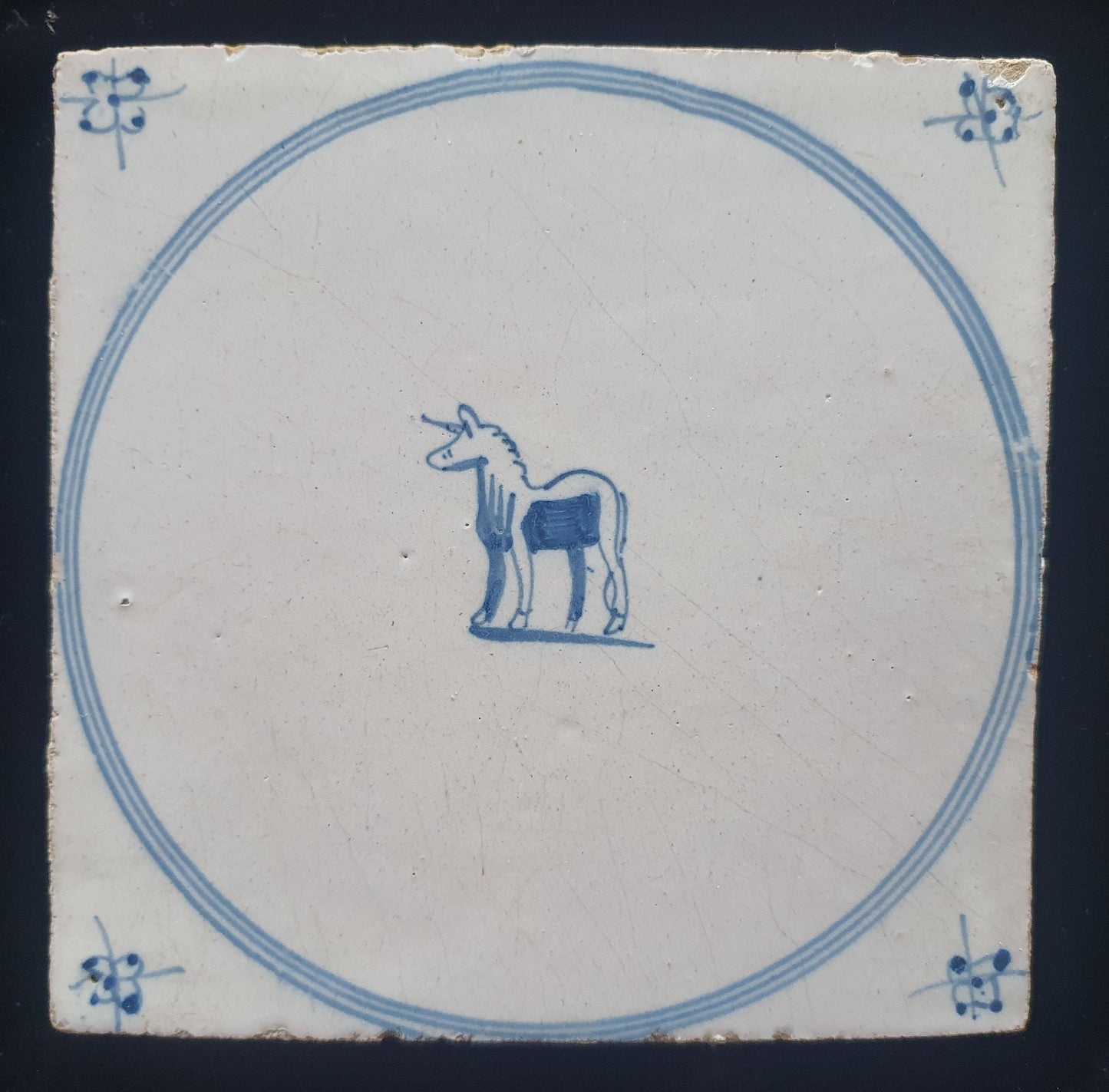 Delftse tegel met een eenhoorn en is gemaakt rond 1780  'Springer'-type; antieke Delft Blue Dutch 18e eeuw, verzameltegel, backsplash.