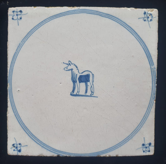 Delftse tegel met een eenhoorn en is gemaakt rond 1780  'Springer'-type; antieke Delft Blue Dutch 18e eeuw, verzameltegel, backsplash.