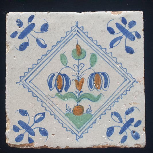 Een polychrome Hollandse tegel deze is gemaakt rond 1650 en toont een Fritillaria (Slangenkopbloem);  Dutch 17e eeuw, verzameltegel.