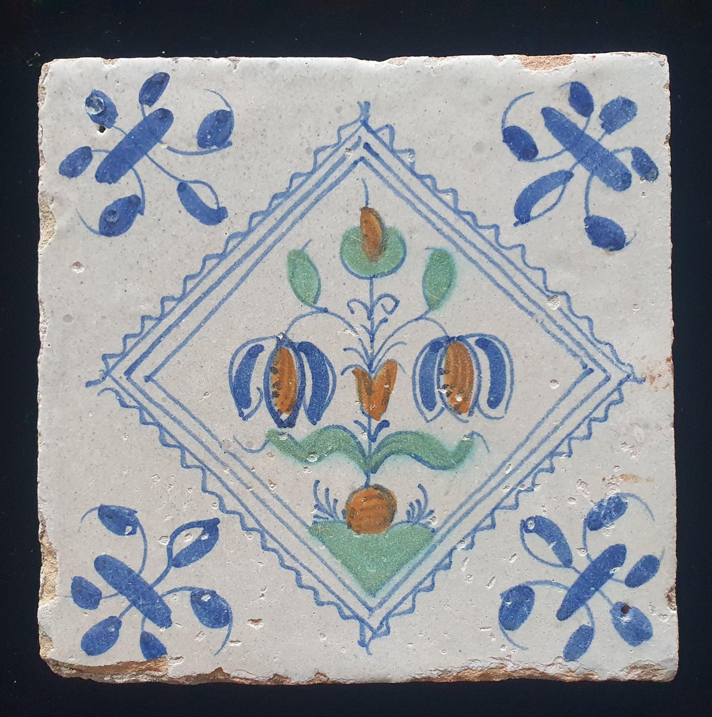 Een polychrome Hollandse tegel deze is gemaakt rond 1650 en toont een Fritillaria (Slangenkopbloem);  Dutch 17e eeuw, verzameltegel.