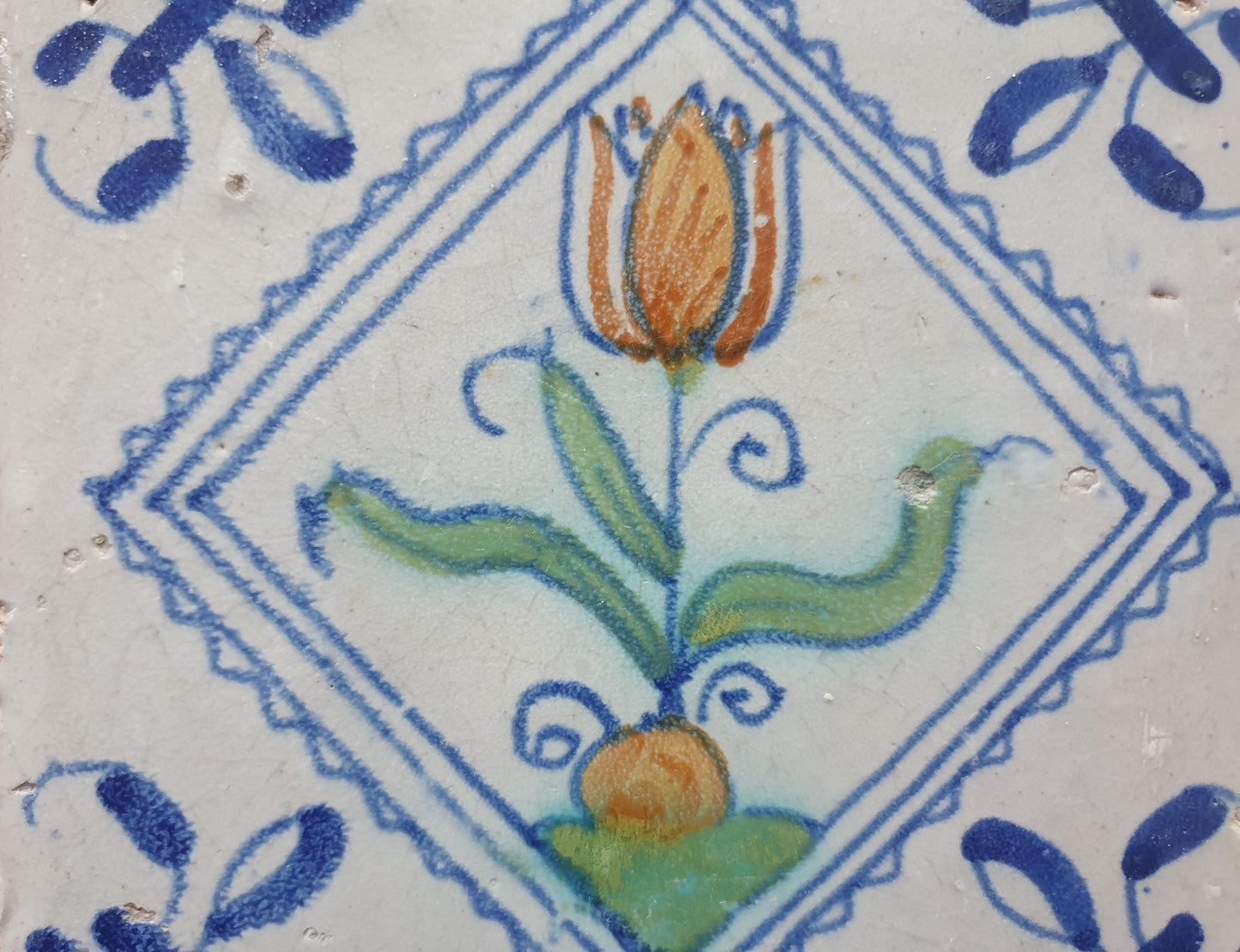 Een polychrome Hollandse tegel deze is gemaakt rond 1650 en toont een tulp in vierkant;  Dutch 17e eeuw, verzameltegel.