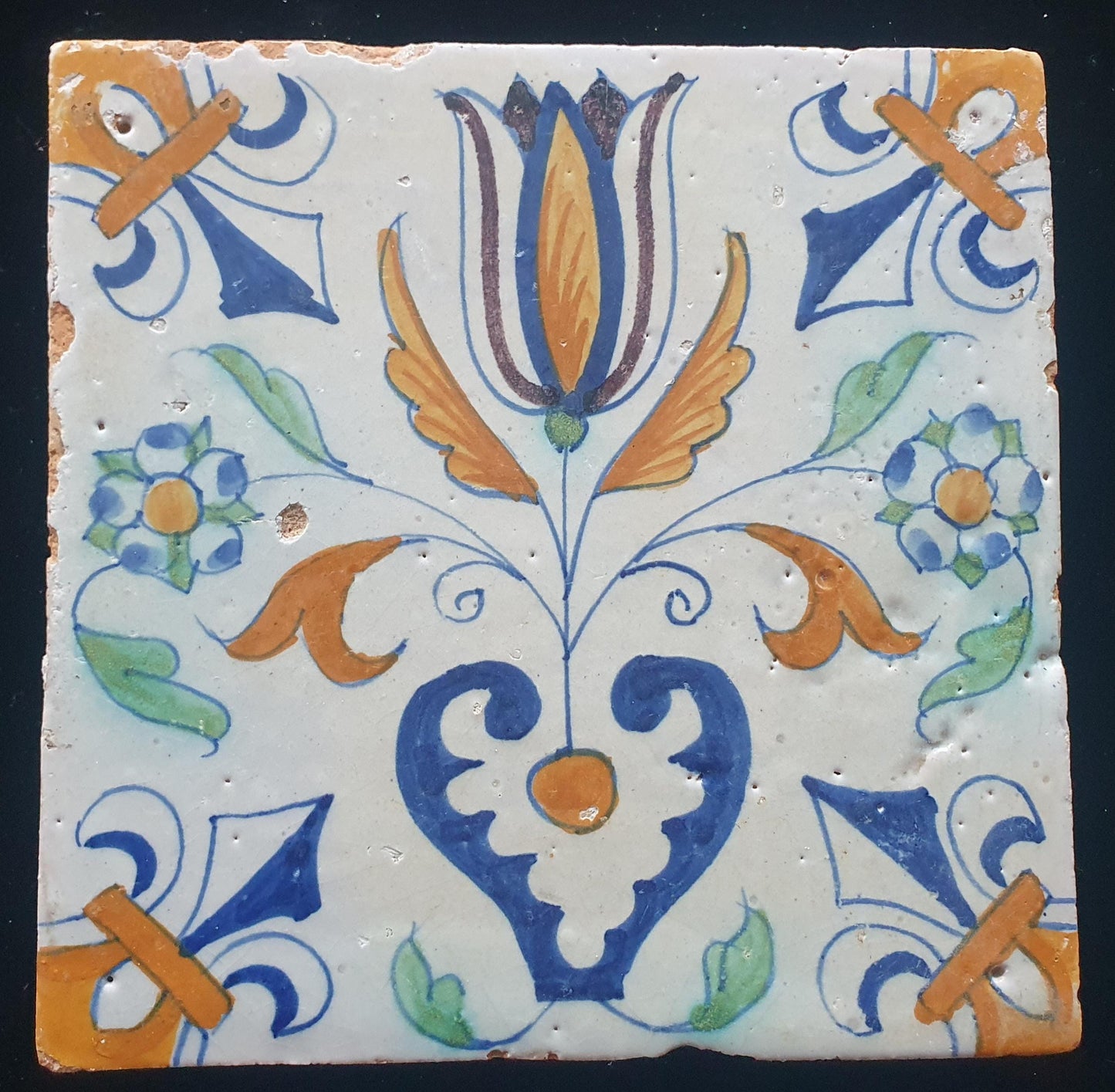 Een polychrome Hollandse  Delftse tegel uit de 17e eeuw (ca. 1630);  Dutch 17e eeuw, verzameltegel, backsplash