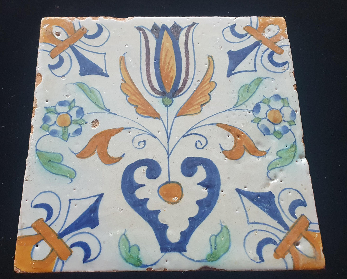 Een polychrome Hollandse  Delftse tegel uit de 17e eeuw (ca. 1630);  Dutch 17e eeuw, verzameltegel, backsplash