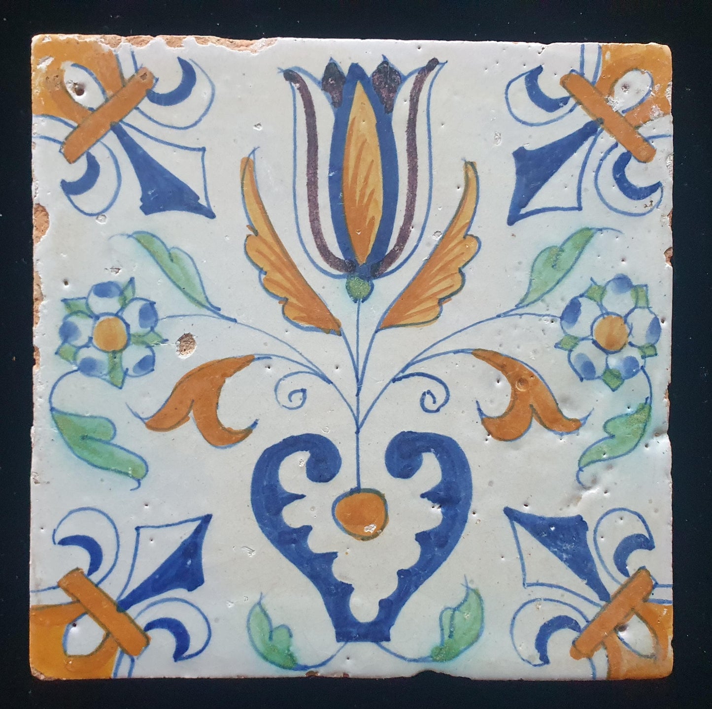 Een polychrome Hollandse  Delftse tegel uit de 17e eeuw (ca. 1630);  Dutch 17e eeuw, verzameltegel, backsplash
