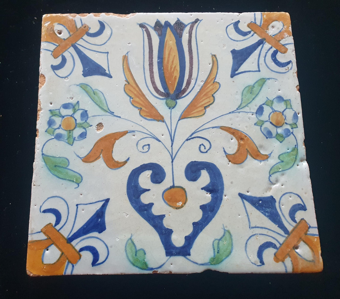 Een polychrome Hollandse  Delftse tegel uit de 17e eeuw (ca. 1630);  Dutch 17e eeuw, verzameltegel, backsplash