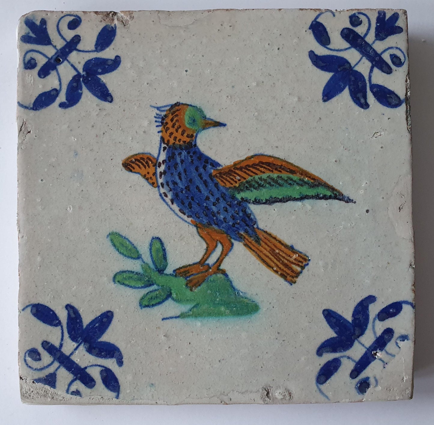 Deze Delftse tegel  toont een prachtig gekleurde vogel,(circa 1630); antieke Delft Blue Dutch 17e eeuw, verzameltegel, backsplash, fireplace