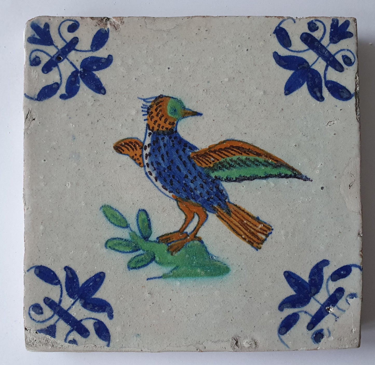 Deze Delftse tegel  toont een prachtig gekleurde vogel,(circa 1630); antieke Delft Blue Dutch 17e eeuw, verzameltegel, backsplash, fireplace