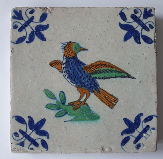 Deze Delftse tegel  toont een prachtig gekleurde vogel,(circa 1630); antieke Delft Blue Dutch 17e eeuw, verzameltegel, backsplash, fireplace