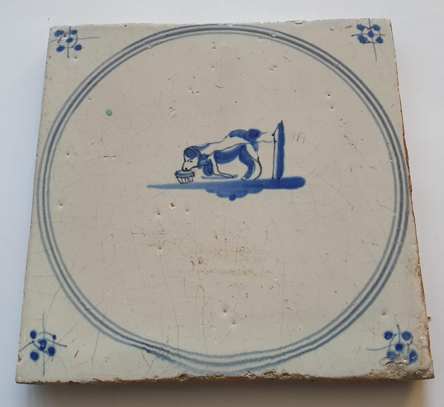 Delftse tegel met een hond aan de lijn ,circa 1780  'Springer'-type; antieke Delft Blue Dutch 18e eeuw, verzameltegel, backsplash, fireplace