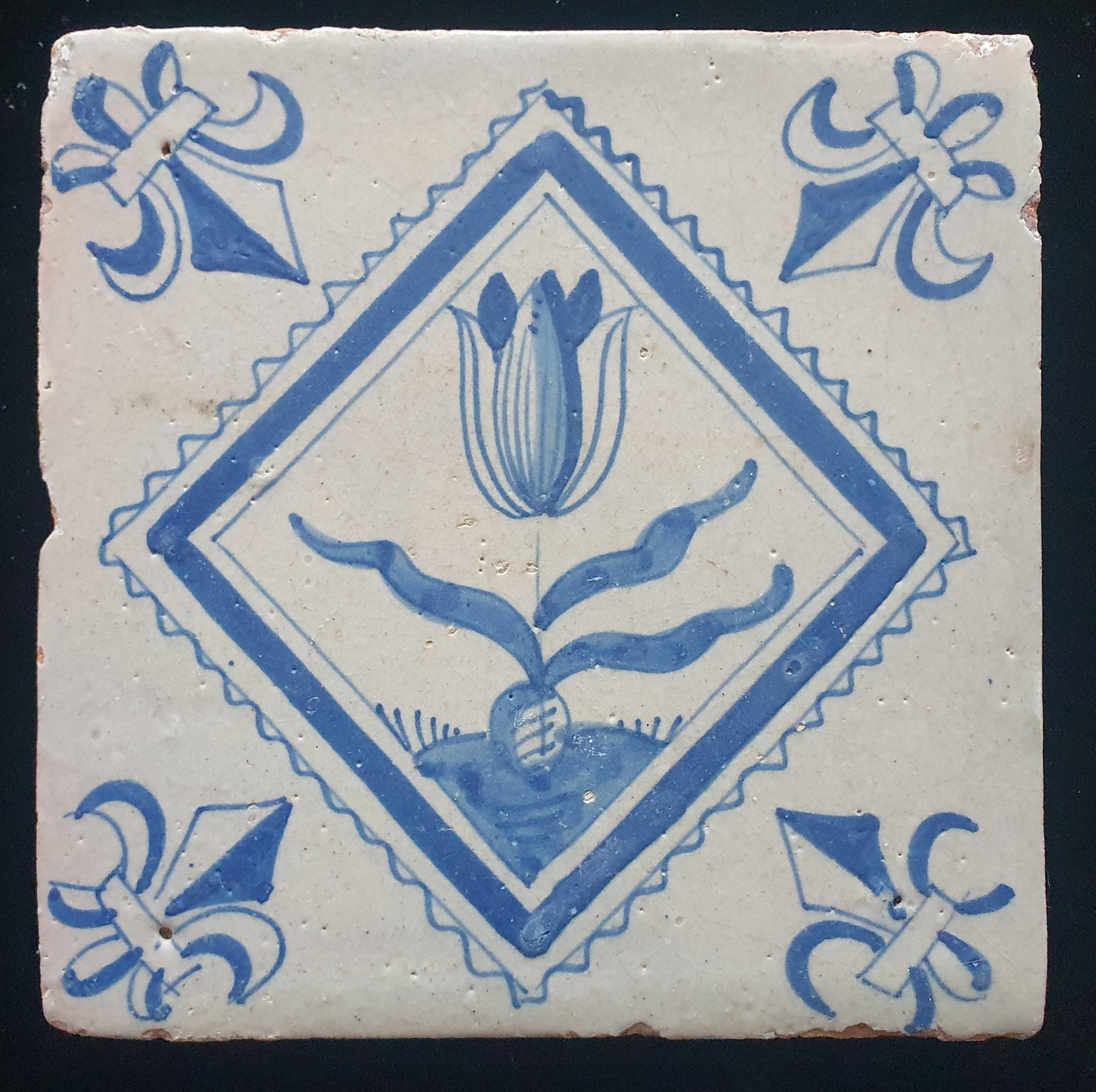 Deze  Delftse tegel toont een fraai geschilderde tulp en het blauw,  antieke Delft Blue Dutch 17e eeuw, verzameltegel, backsplash, fireplace
