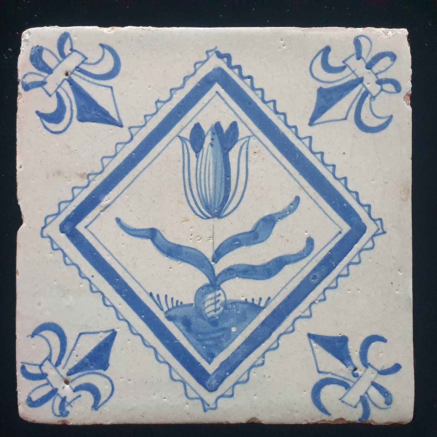 Deze  Delftse tegel toont een fraai geschilderde tulp en het blauw,  antieke Delft Blue Dutch 17e eeuw, verzameltegel, backsplash, fireplace
