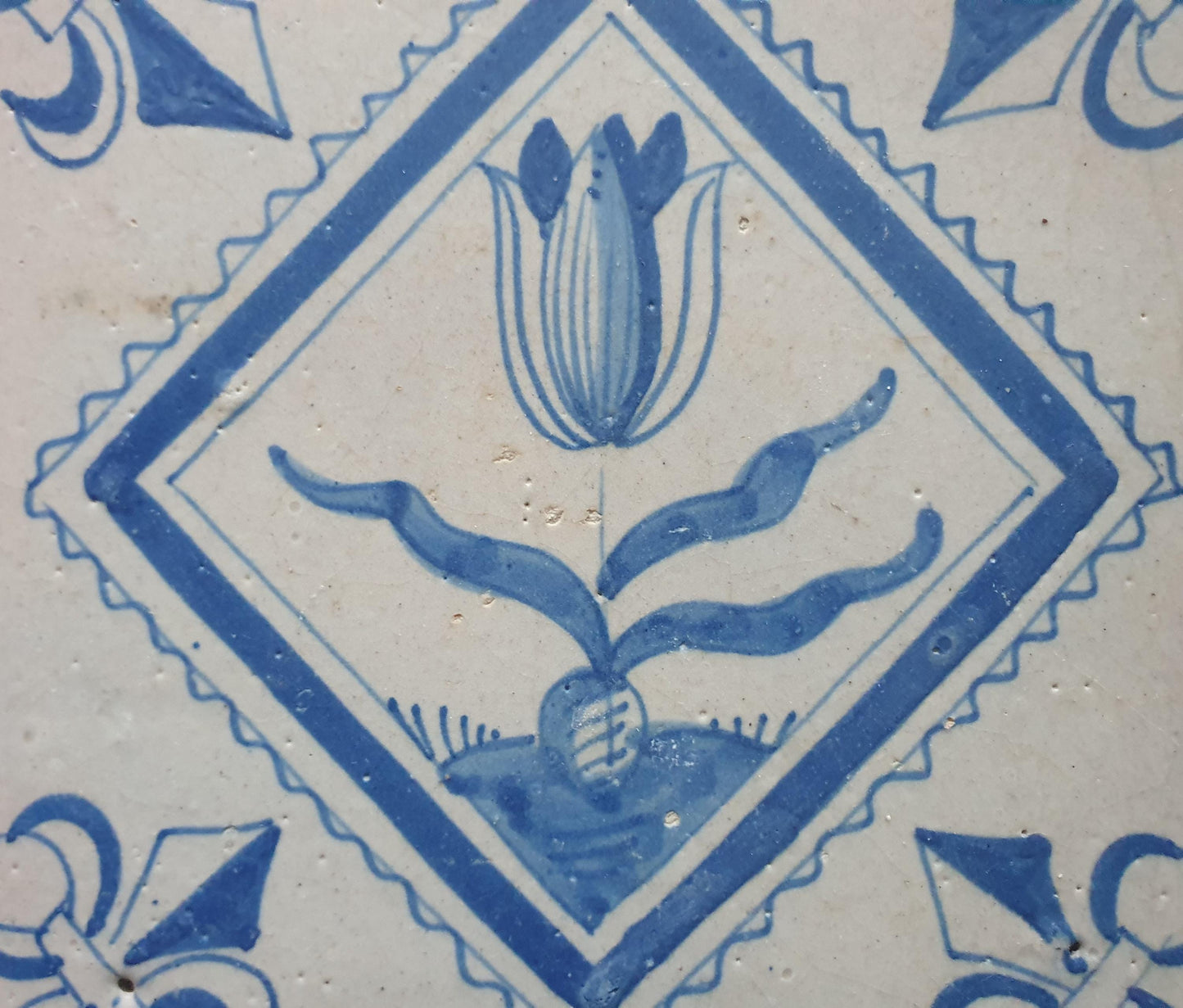 Deze  Delftse tegel toont een fraai geschilderde tulp en het blauw,  antieke Delft Blue Dutch 17e eeuw, verzameltegel, backsplash, fireplace