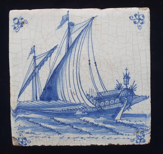Deze Delftse tegel, daterend uit circa 1660, toont een zeldzame scène van een groot galeischip onder zeil; verzameltegel
